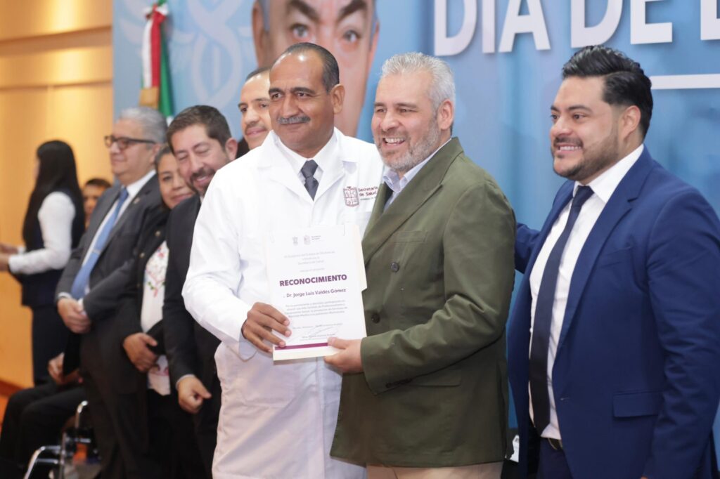 Por llevar salud a cada rincón de Michoacán, reconoce Bedolla a médicas y médicos